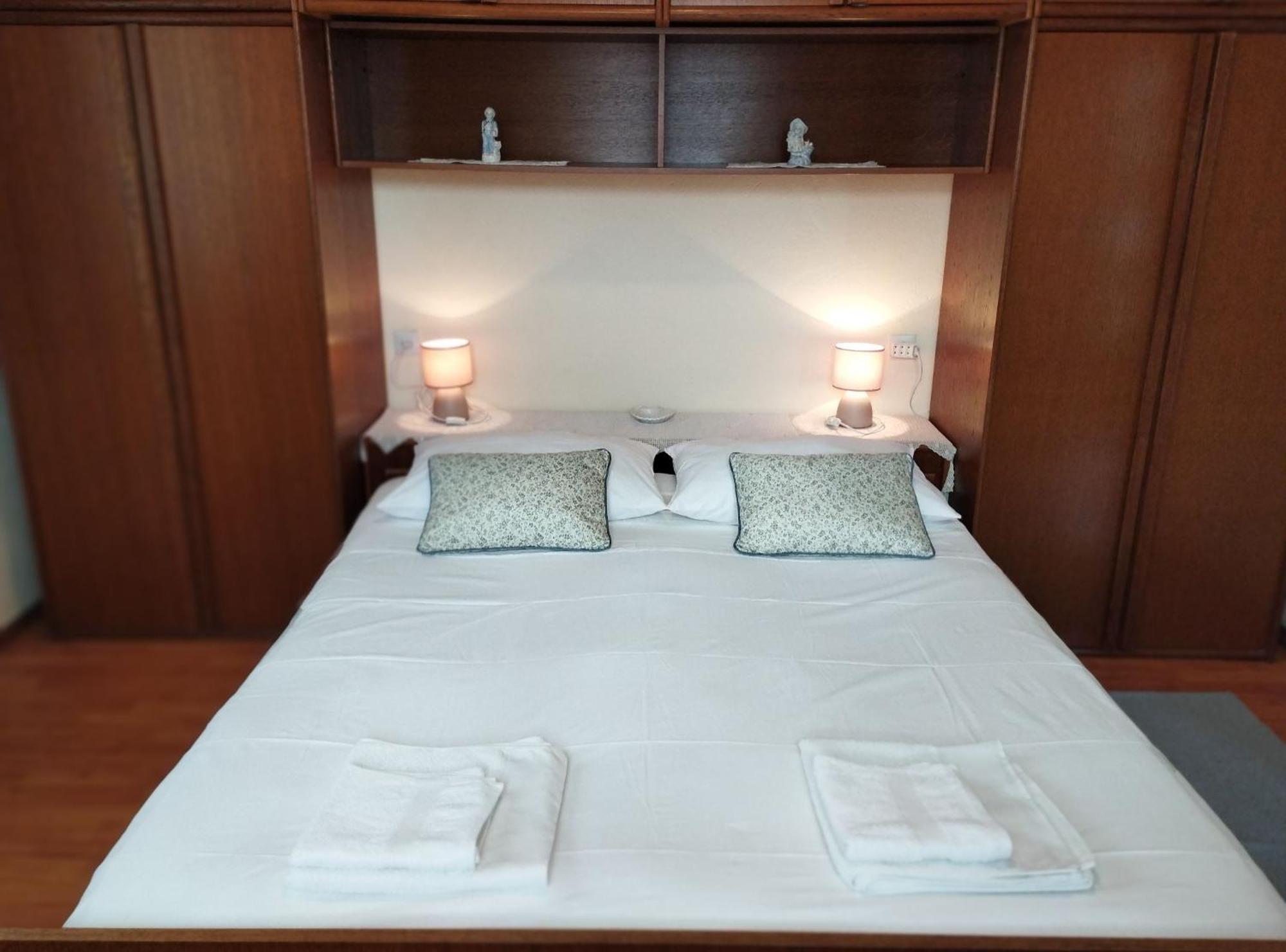 Apartments Gorana Splitska Ngoại thất bức ảnh